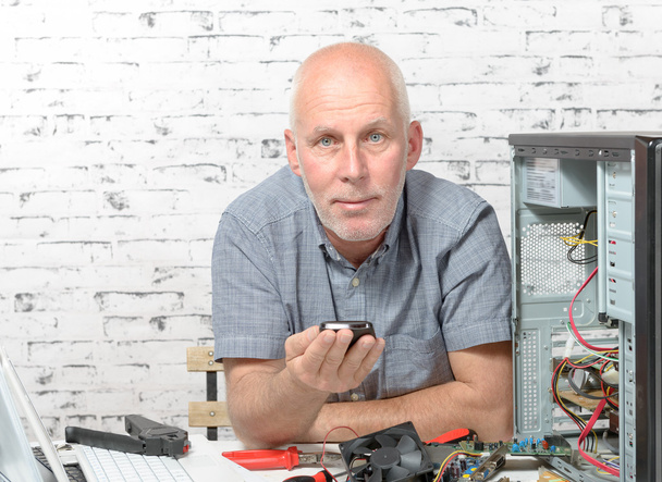 ein Techniker, der einen Computer repariert  - Foto, Bild
