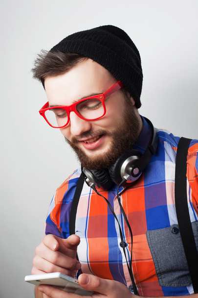 молодий бородатий чоловік з мобільним
 - Фото, зображення