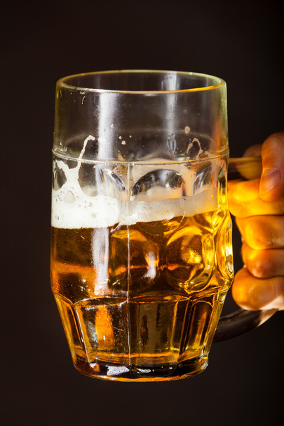 erkek eli elinde bira bardağı - Fotoğraf, Görsel