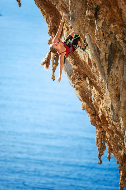 Mujer escaladora en un acantilado
 - Foto, imagen