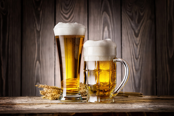 Ψηλό ποτήρι και κούπα ελαφριά μπύρα με αυτιά κριθάρι - Φωτογραφία, εικόνα