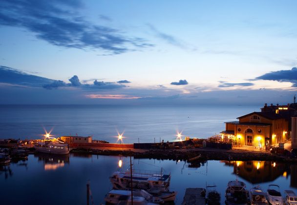 weergave van boten bij zonsondergang in de haven van piran - Foto, afbeelding