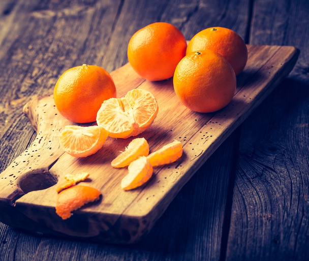 mandarinas sobre tabla de madera
 - Foto, imagen