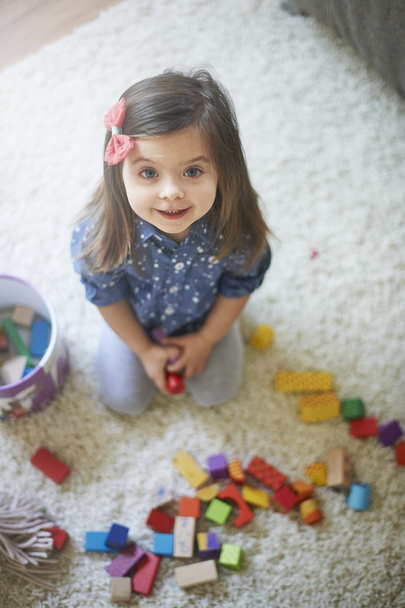 Μικρό κορίτσι παίζει στο σπίτι - Φωτογραφία, εικόνα