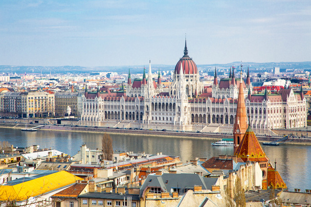 Vista del edificio del Parlamento húngaro desde Buda Hill
 - Foto, Imagen