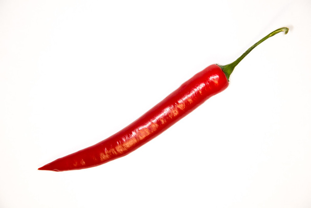 Yksi punainen kuuma Chile pippuri valkoisella taustalla
 - Valokuva, kuva