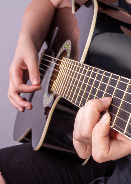 Mãos de um adolescente toca guitarra
 - Foto, Imagem
