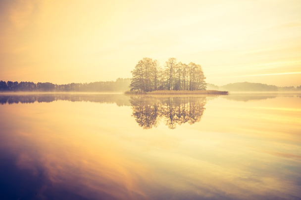 Закат над спокойным озером
 - Фото, изображение