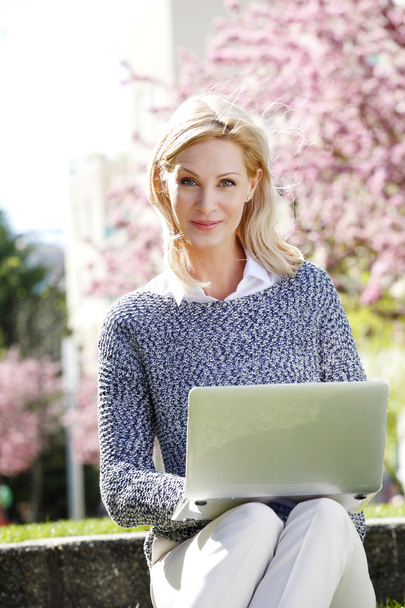 businesswoman sitting at outdoor with laptop - Φωτογραφία, εικόνα