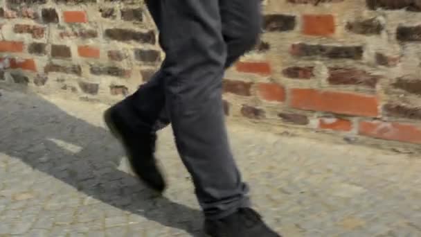 Man walking na chodniku - cień ciała - zbliżenie stóp - Materiał filmowy, wideo