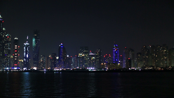 weergave van Dubai wolkenkrabber nachts - Video
