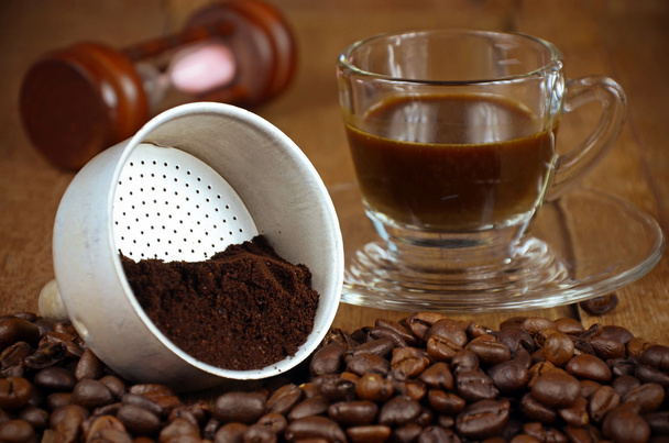 Presurize καφέ φίλτρου με κόκκους καφέ ψητό και γειωμένο. - Φωτογραφία, εικόνα