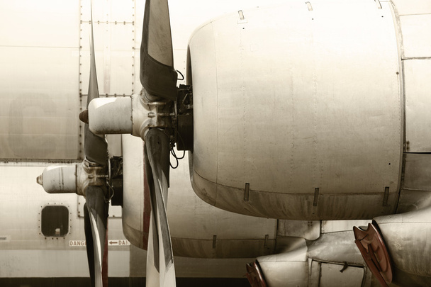 Vieux moteurs d'hélice d'avion cellule et pales à ton chaud
 - Photo, image