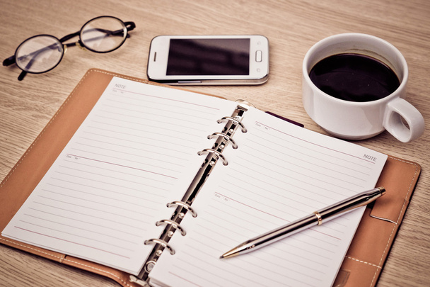 Notebook, okostelefon, szemüveg, és a toll - Fotó, kép