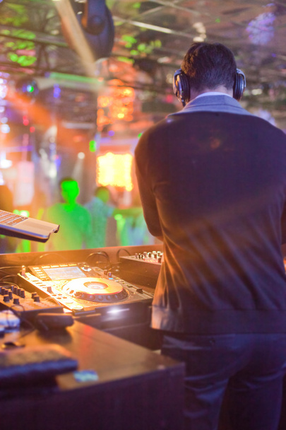 DJ mixování hudby na konzoli v nočním klubu - Fotografie, Obrázek