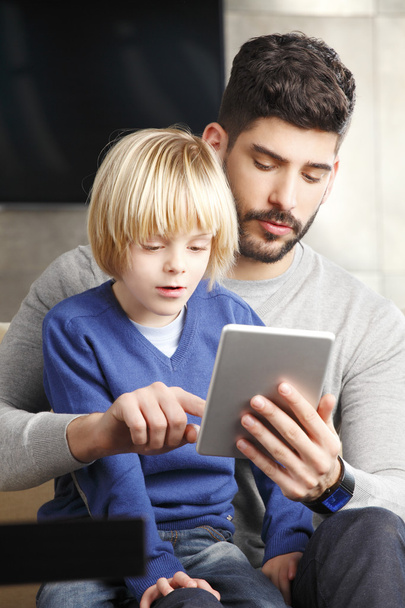 young father with son using tablet - Foto, Bild