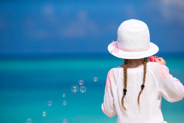 Sevimli küçük kız sabun köpüğü yaz tatili yapma - Fotoğraf, Görsel