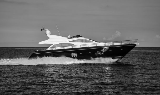 Yacht di lusso vicino all'isola di Stromboli in Italia
 - Foto, immagini