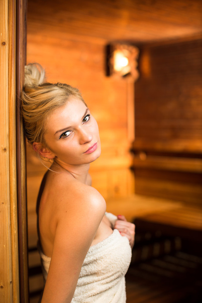 mujer relajándose en una sauna - Foto, imagen