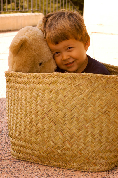 İki yaşında çocuk onun Peluş ayı ile - Fotoğraf, Görsel