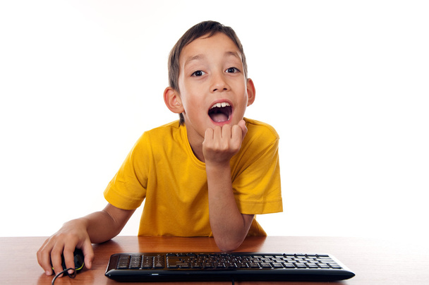 コンピューターの前に座っている少年 - 写真・画像