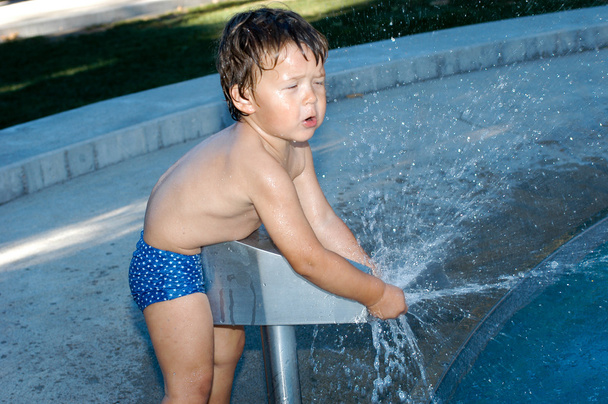 A kisfiú egy élményfürdő - Fotó, kép