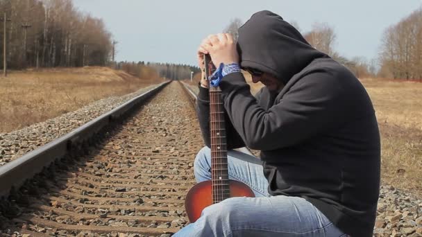 Stressvolle Man met gitaar op de railway - Video
