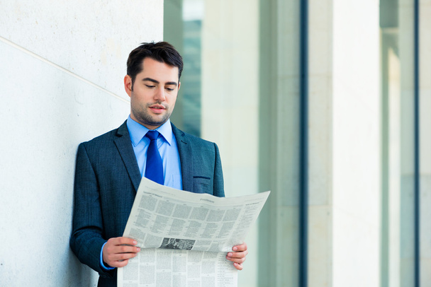 Businessman reading  business newspaper - Valokuva, kuva
