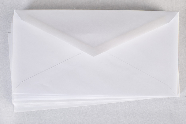 Empilhamento de envelopes / letras sobre fundo branco. Não isolado
. - Foto, Imagem