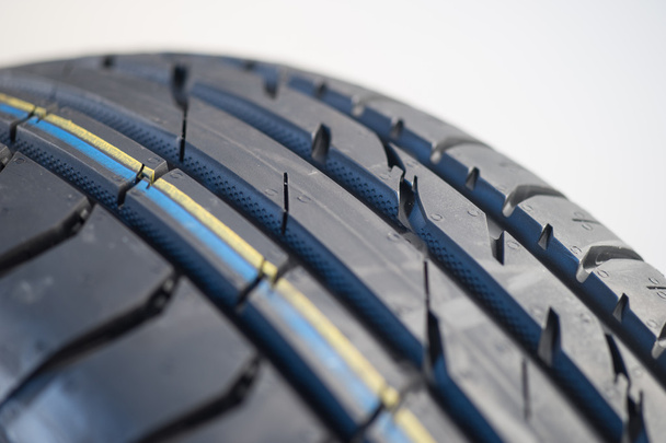 Novo pneu de verão close-up
 - Foto, Imagem