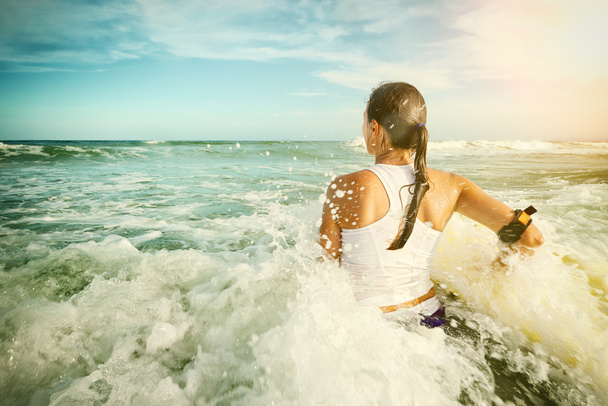 Surfboard mulher muito jovem desfrutando férias surfe
 - Foto, Imagem