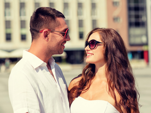 smiling couple in city - Foto, afbeelding
