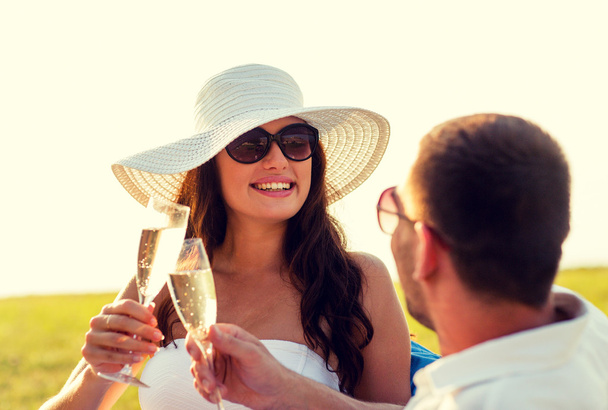 smiling couple drinking champagne on picnic - Foto, afbeelding