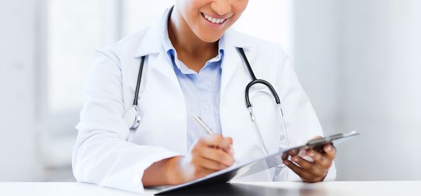 female doctor writing prescription - Φωτογραφία, εικόνα