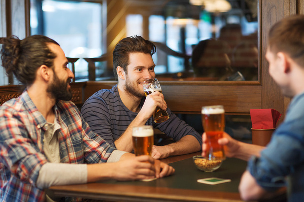 happy male friends drinking beer at bar or pub - Zdjęcie, obraz