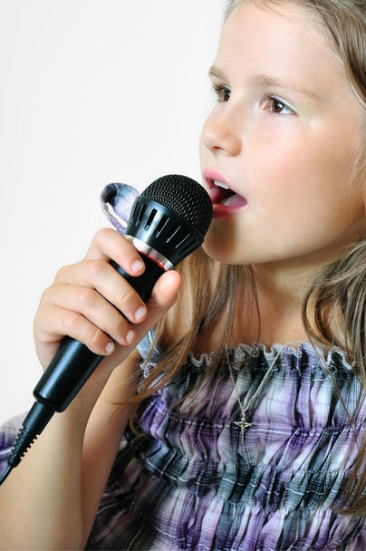 Menina canta uma canção cristã
 - Foto, Imagem