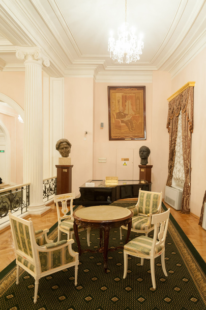 Tavolo, sedie, sculture e dipinti nel foyer di Mosca Conse
 - Foto, immagini
