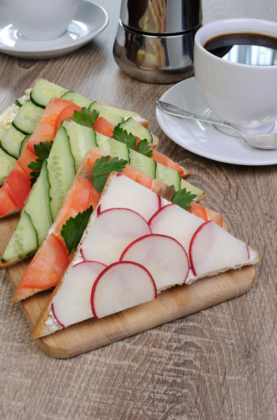 さまざまな野菜のサンドイッチ - 写真・画像