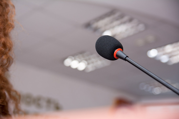 Mikrofon für den Vortragenden auf der Konferenz - Foto, Bild