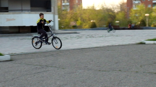 Menino de escola jovem em uma bicicleta
 - Filmagem, Vídeo