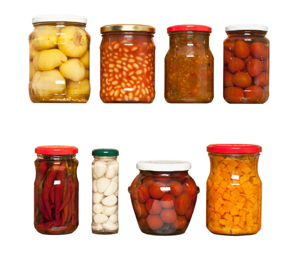 Säilötyt porkkanat, tomaatit, valkosipuli, chili, pavut valkoisella pohjalla
 - Valokuva, kuva