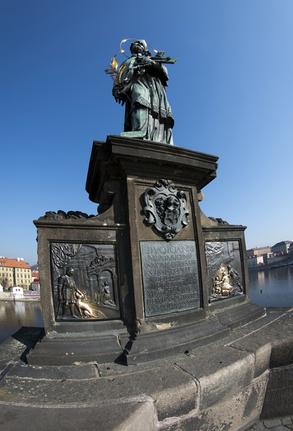 Άγαλμα του Ιωάννη του Νέπομουκ σχετικά με τη γέφυρα του Καρόλου - Φωτογραφία, εικόνα