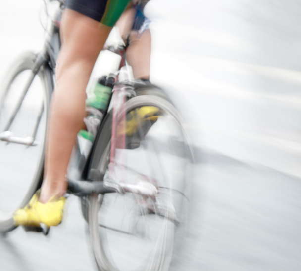 Τα πόδια του ένα πολύ γρήγορο ποδήλατο - Φωτογραφία, εικόνα