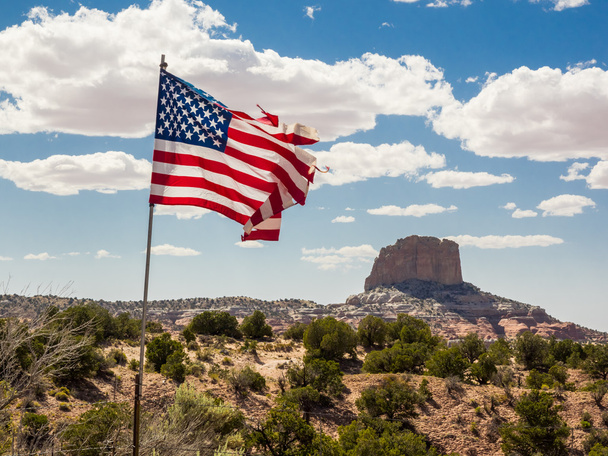 Montagna con bandiera in primo piano, Arizona, Stati Uniti
 - Foto, immagini
