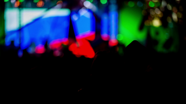 Festival de musique Drapeaux agitant la foule regardant un concert sur grand écran
 - Séquence, vidéo