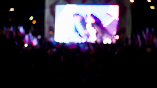 Menigte wuivende vlaggen kijken Concert op groot scherm - Video