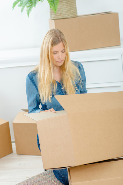 Woman packing a cardboard box - Foto, Bild