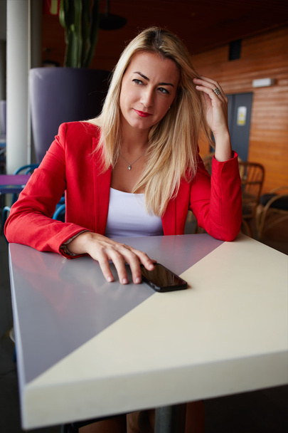 деловая женщина, сидящая в кафе со смартфоном
 - Фото, изображение