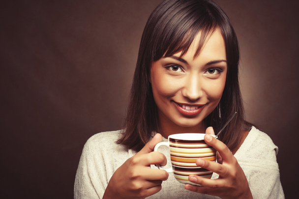 Kaunis nainen juo kahvia - Valokuva, kuva