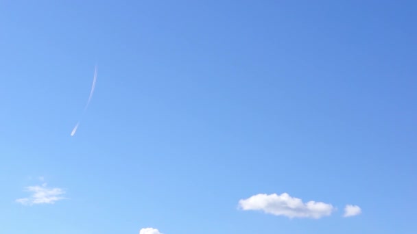 Trace de l'avion dans le ciel bleu
 - Séquence, vidéo